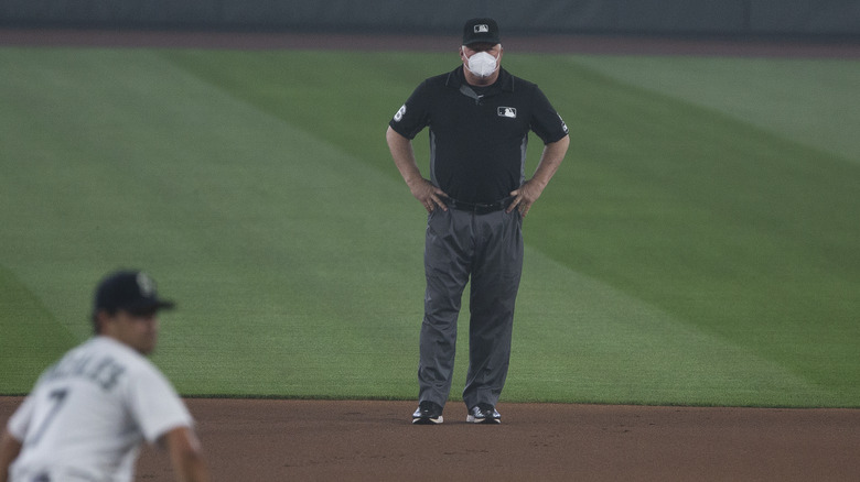 umpire wearing n95 face mask