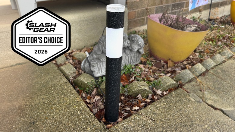 Eufy Pathway Lights E10 in front of a house