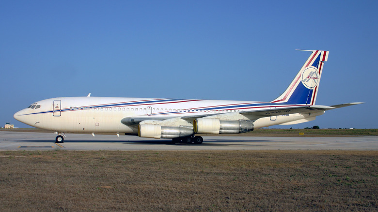 Boeing 720-047B (Reg: N720JR)