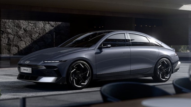 Front 3/4 view of a facelift standard Hyundai Ioniq 6 in gray