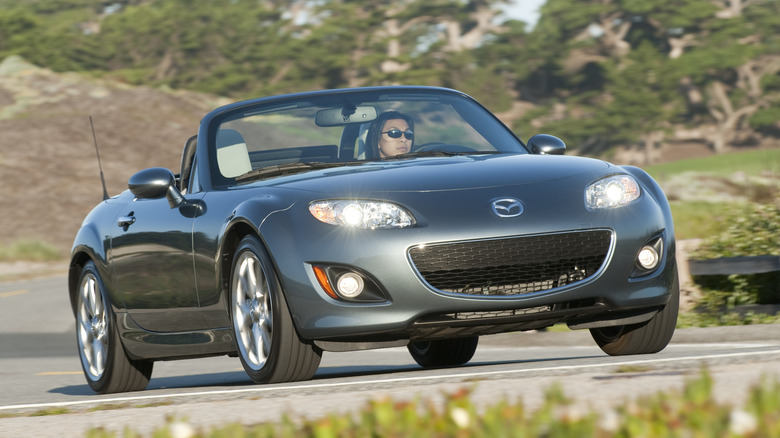 Front 3/4 view of Mazda Miata NC, gray exterior
