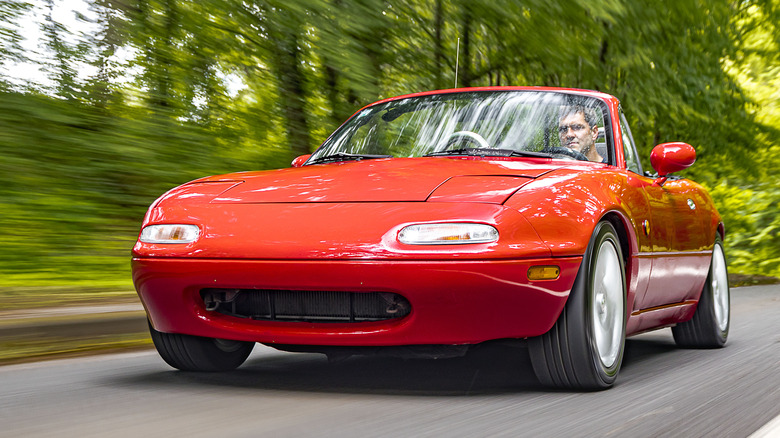 Front 3/4 view of Mazda Miata NA, red exterior