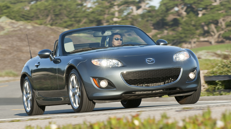 Front 3/4 view of Mazda Miata NC, gray exterior