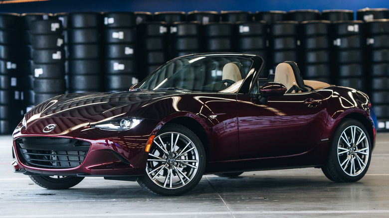 Front 3/4 view of Mazda Miata ND