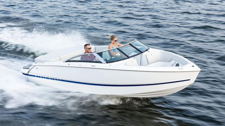 Two people riding a Four Wins H1 Freedom on open water