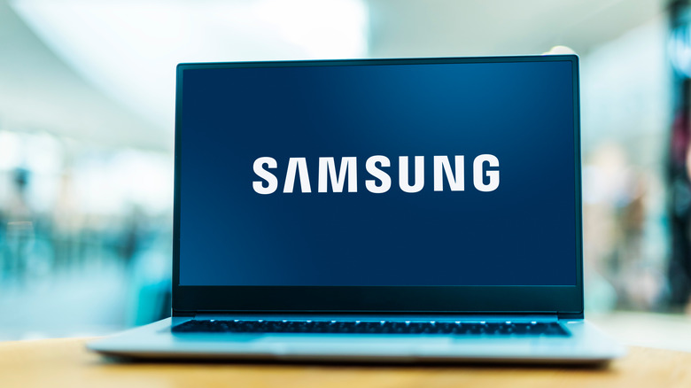 شعار Samsung على الكمبيوتر المحمول