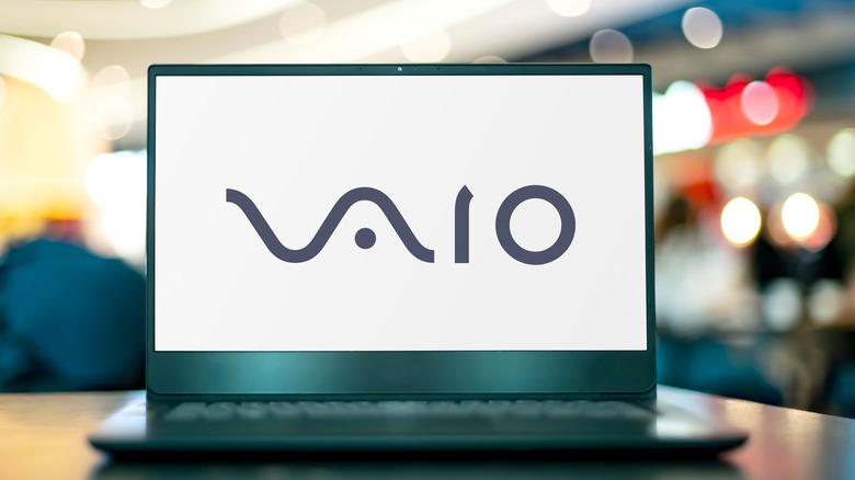 شعار VAIO على الكمبيوتر المحمول