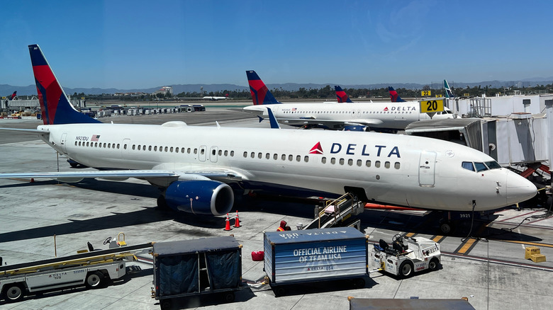 delta planes at the airport