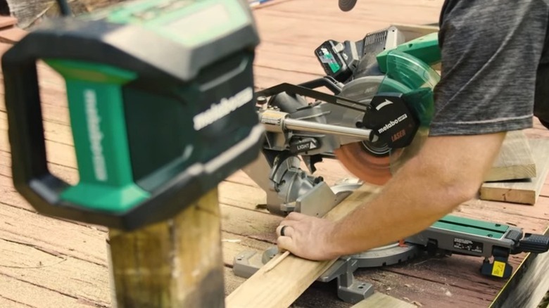 Metabo saw cutting wood
