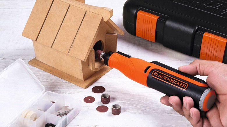 BLACK+DECKER BCRT8IK-XJ Rotary Tool in action