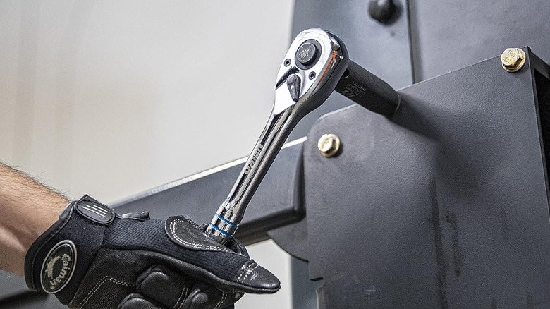 Neiko 03000A 100-Tooth Quick-Release Ratchet-Wrench in use