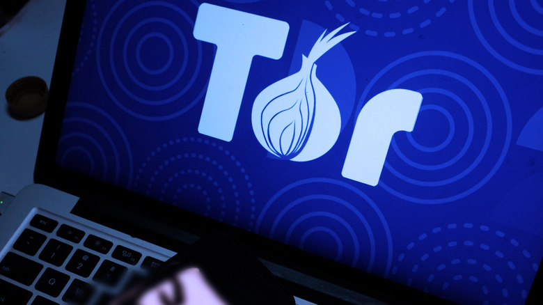 Laptop screen with Tor logo