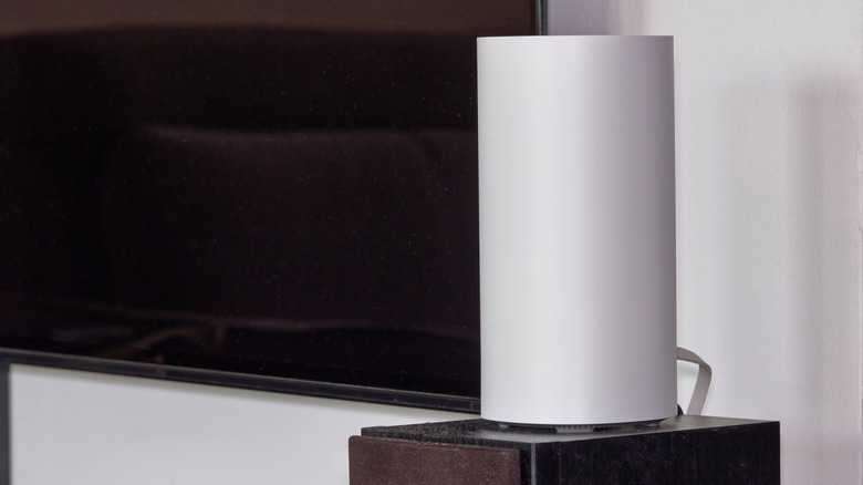 Mesh Wi-Fi device in front of TV