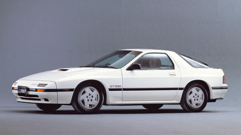 Front 3/4 view of second generation Mazda RX-7
