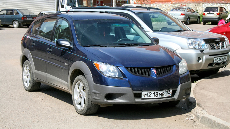 A Pontiac Vibe in navy blue on Russian plates, front 3/4 view