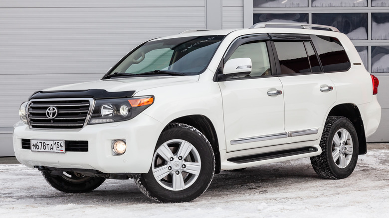 white toyota land cruiser j200