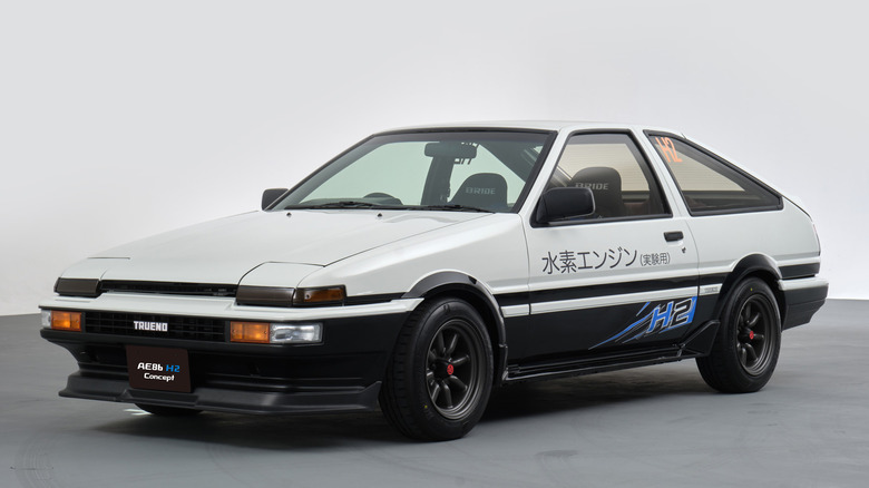 White Toyota Sprinter Trueno AE86 with hydrogen propulsion