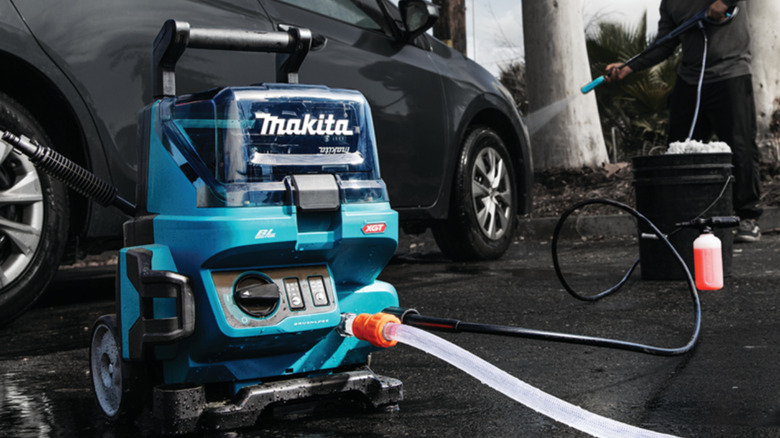 Cleaning car with Makita's washer