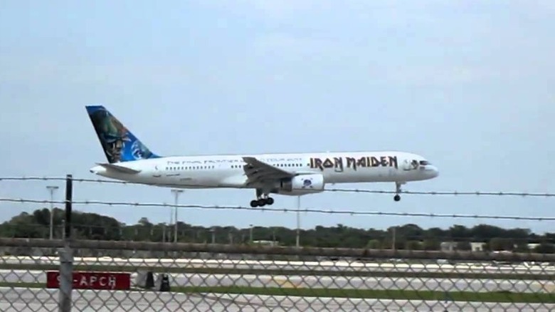 Ed Force One second Boeing 757 landing