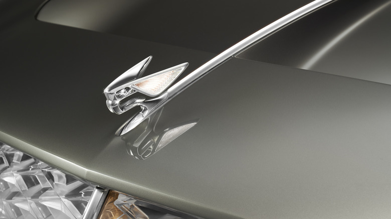 Bentley logo on the EXP 100 GT Concept