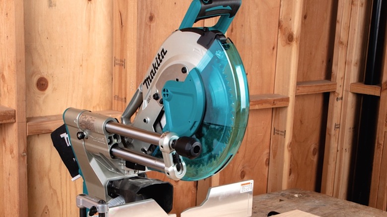 Makit miter saw at work