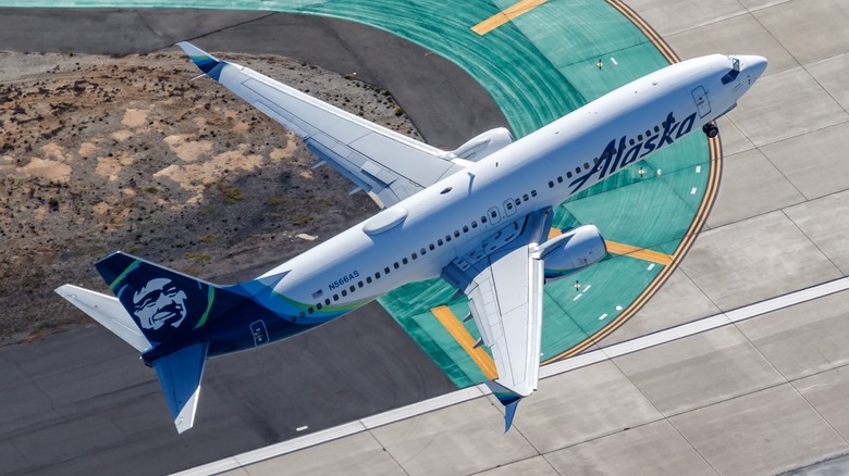 Alaska Airlines Boeing 737-800 taking off