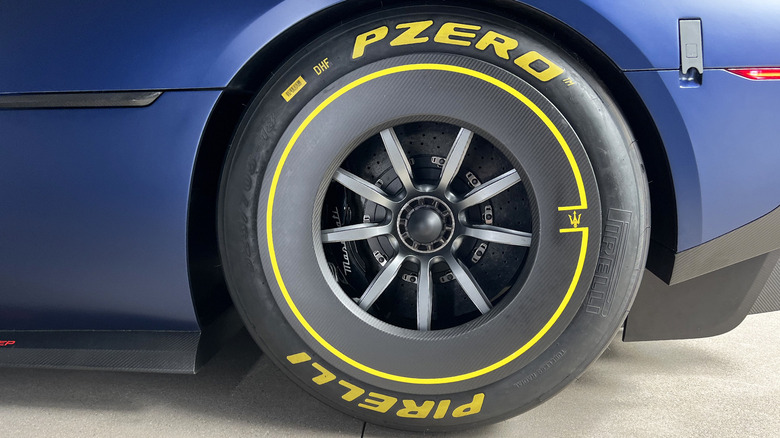 Maserati MCXtrema wheel and tire with aero disc