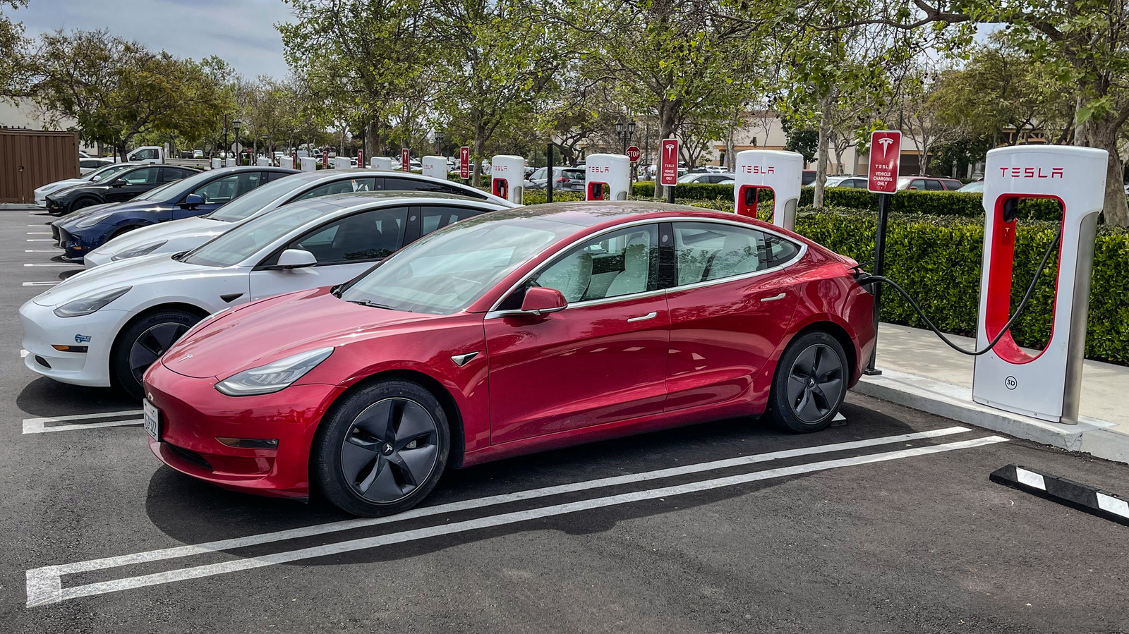 Unlocking the Potential of Tesla Model 3 Road Trips: Tips for Finding Charging Stations and Maximizing Range