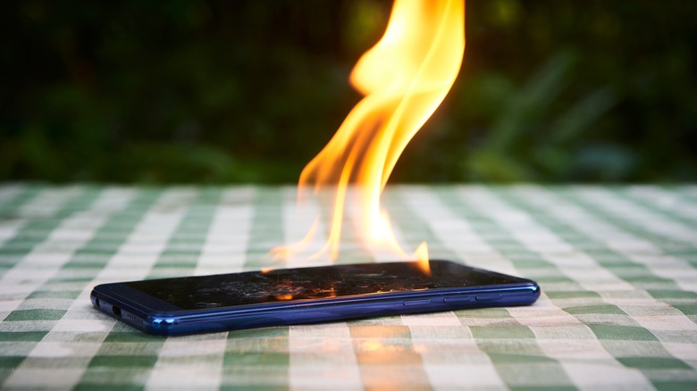 smartphone em chamas
