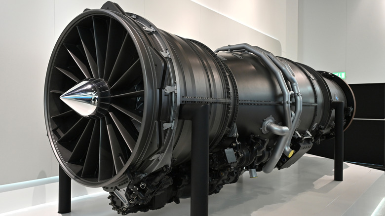 Se muestra un motor a reacción Pratt y Whitney F135 en el Farnborough International Airshow 2024 en Inglaterra
