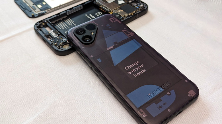 Fairphone 5 opened up