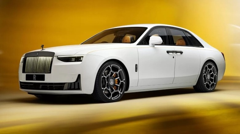 Front 3/4 static view of a Rolls-Royce Ghost Black Badge