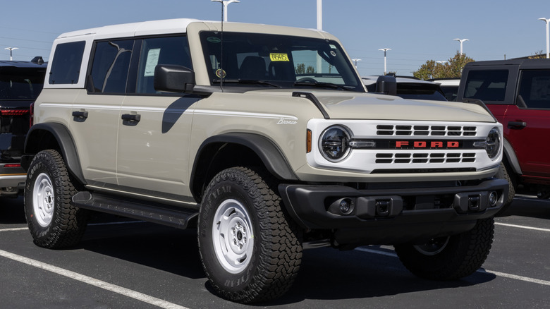 Front 3/4 view of Ford Bronco on dealer lot