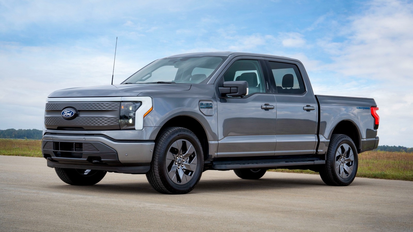 Ford Scrapped Its Electric F-150, But Now The Truck's Selling Like Hot Cakes