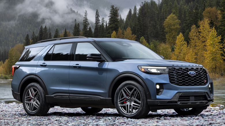 Front 3/4 view of 2025 Ford Explorer