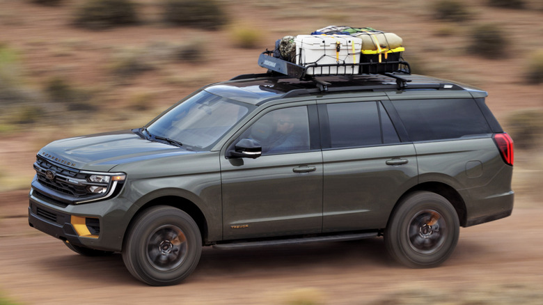 Front 3/4 view of 2025 Ford Expedition