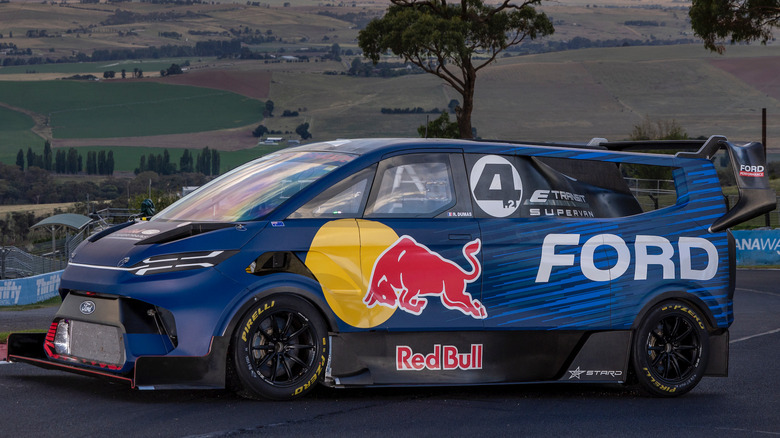 Ford SuperVan 4.2 on Mount Panorama circuit