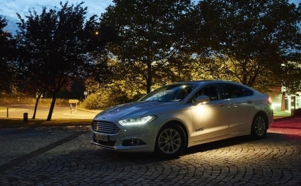 Ford's new headlights detect people in the dark, widen at intersections