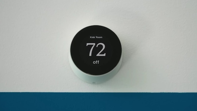 Quilt system displaying the temperature of a room.