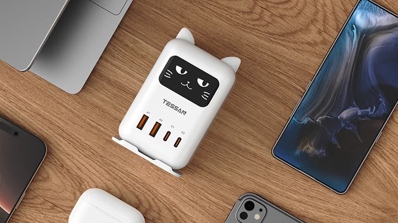 White TESSAN cat charger
