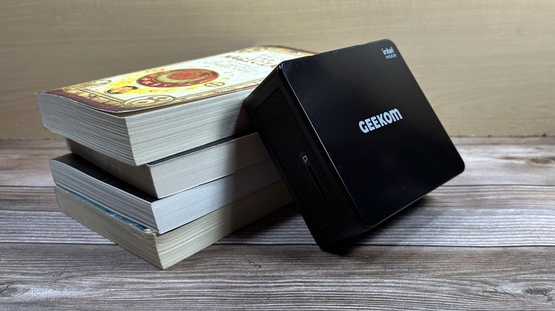 Mini-PC leaning on books