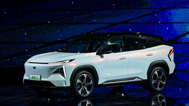 Geely Galaxy L7 driver side view