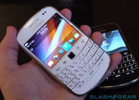 blackberry_bold_9900_white_sg_5-580x439