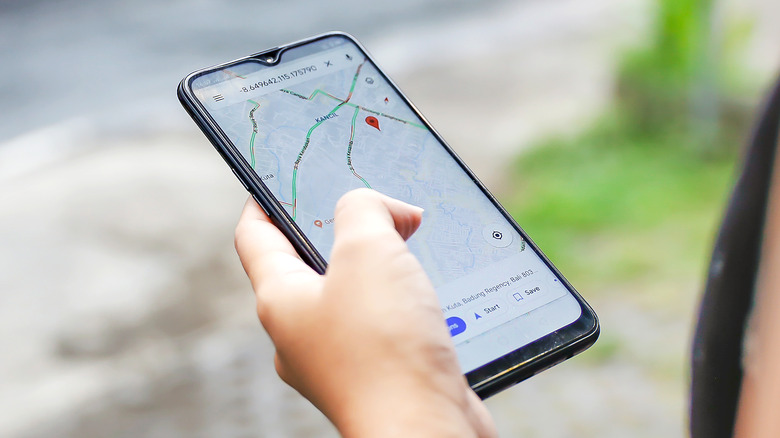 Google Maps smartphone hand