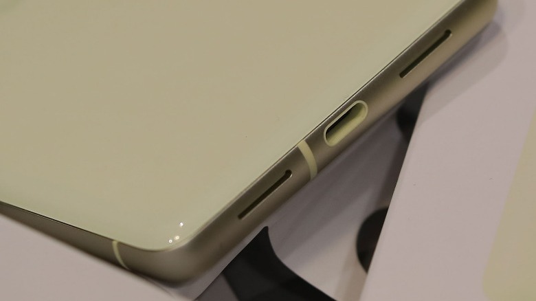 Pixel 7 charging port