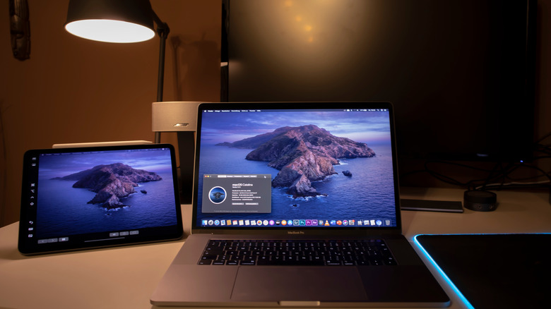 Mac and iPad showing Sidecar in use