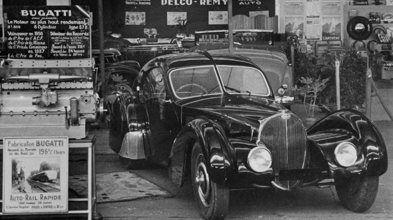 Carro clássico Bugatti Atlantic na garagem