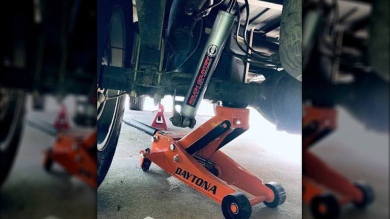 Daytona jack lifting car