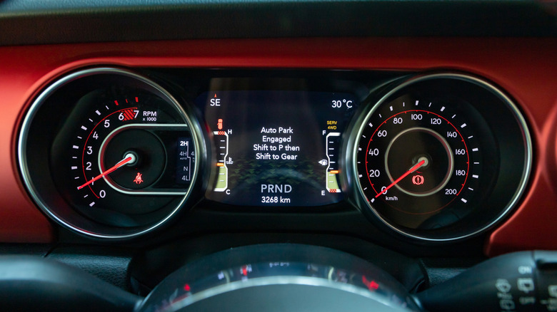 Jeep Gladiator IPC display showcasing drive mode, temperature, and mileage