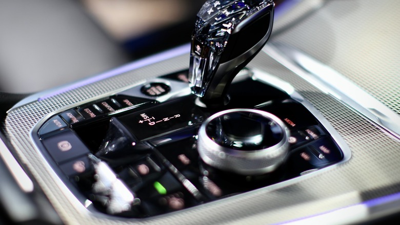 Glossy black automatic gear shifter with no "L'